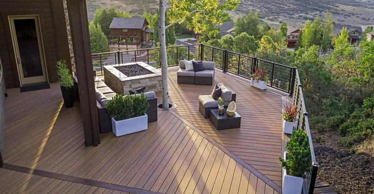 outdoor raised deck
